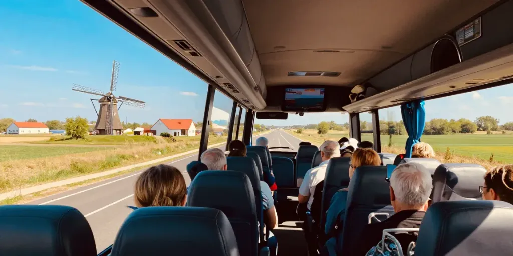 Transport Moldova Germania - Pasageri confortabili într-un autocar modern călătorind spre Europa.